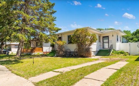 Photo of 121 5 Street SE, Medicine Hat, AB T1A 0M4 (MLS # A2326585)