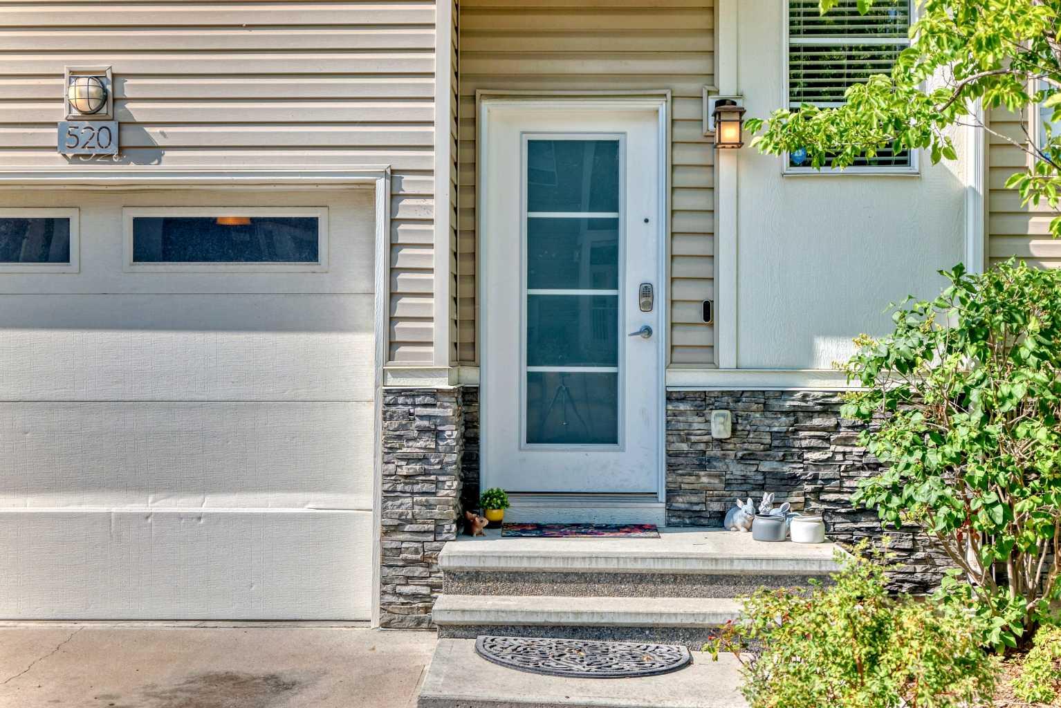 520 Redstone View NE