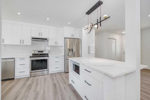 2618 41 Street SE Calgary AB T2B 1E1