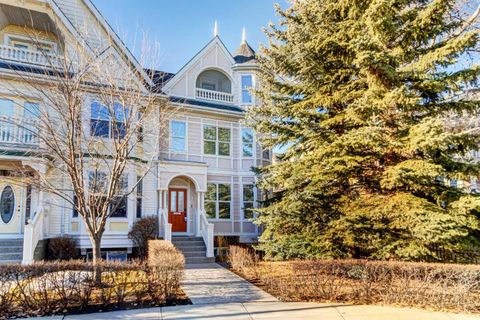 236 Somme Avenue SW Calgary AB T2T 5J9