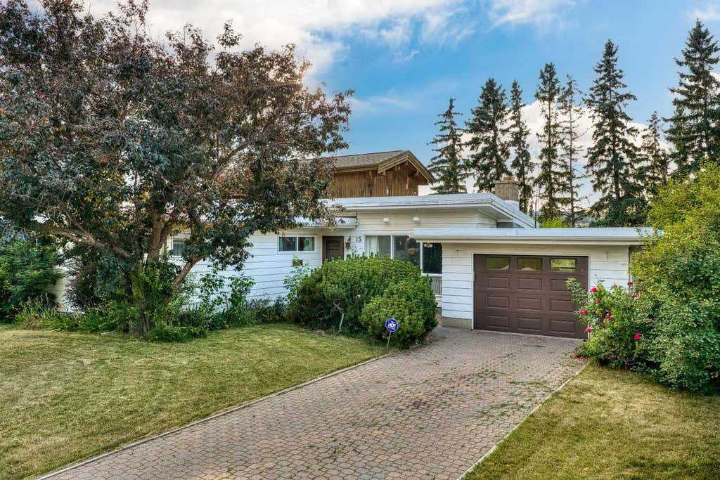 Photo of 15 Glenview Drive SW, Calgary, AB T3E 4H4 (MLS # A2334619)