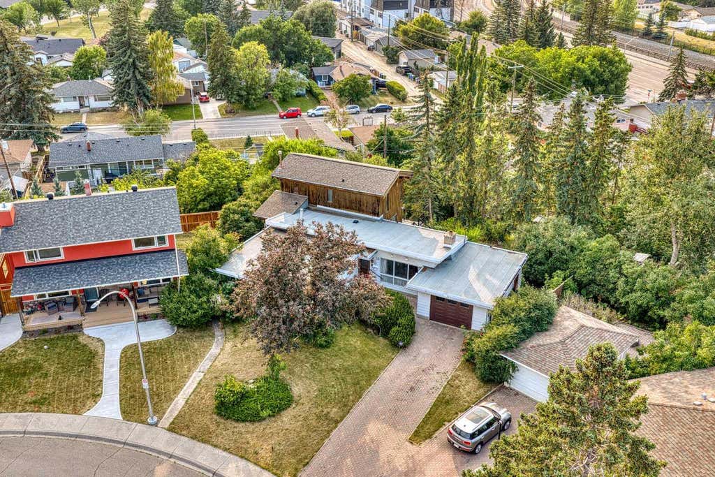 Photo of 15 Glenview Drive SW, Calgary, AB T3E 4H4 (MLS # A2334619)