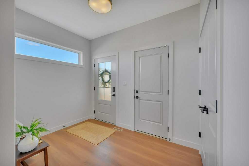 Photo of 7 Vincent Gate, Sylvan Lake, AB T4S 0V7 (MLS # A2316945)