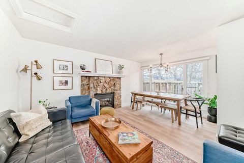 66 Glamis Green SW 149 Calgary AB T2E 6V1