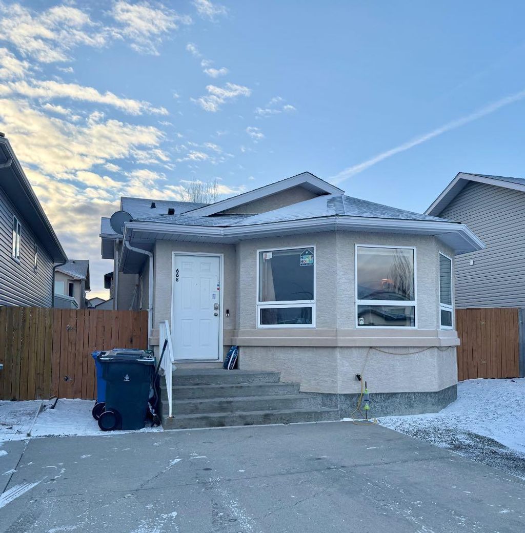Photo of 668 Blackfoot Terrace W, Lethbridge, AB T1K 7X6 (MLS # A2287585)