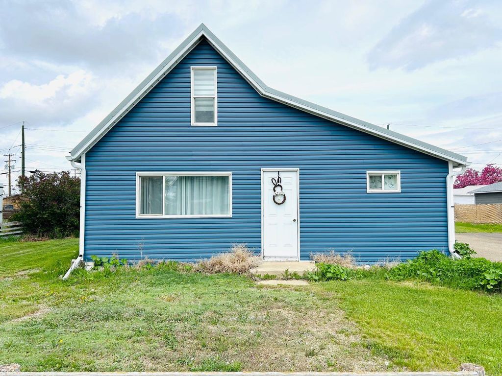 Photo of 106 3 Avenue E, Oyen, AB T0J 2J0 (MLS # A2295062)