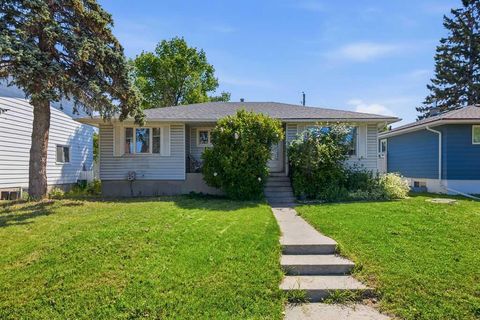 Photo of 2808 19 Street NW, Calgary, AB T2M 3V8 (MLS # A2325186)