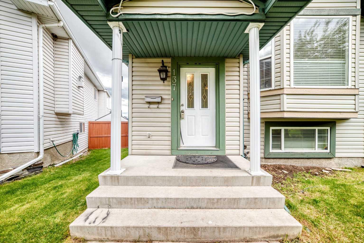 137 Erin Meadow Bay SE