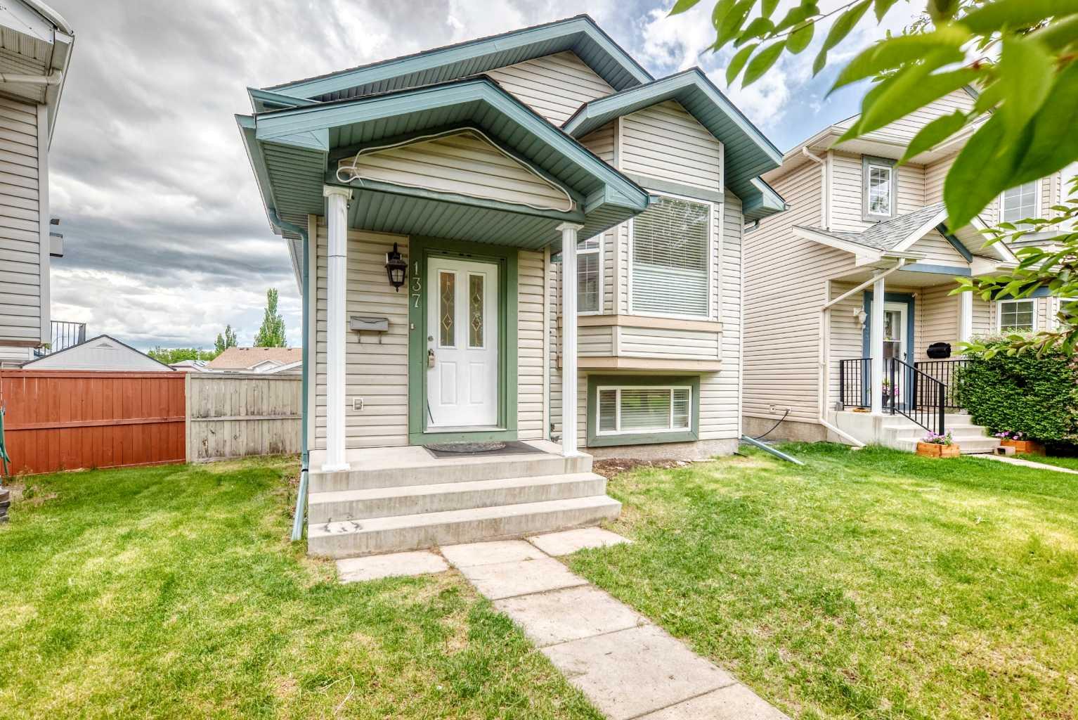 137 Erin Meadow Bay SE