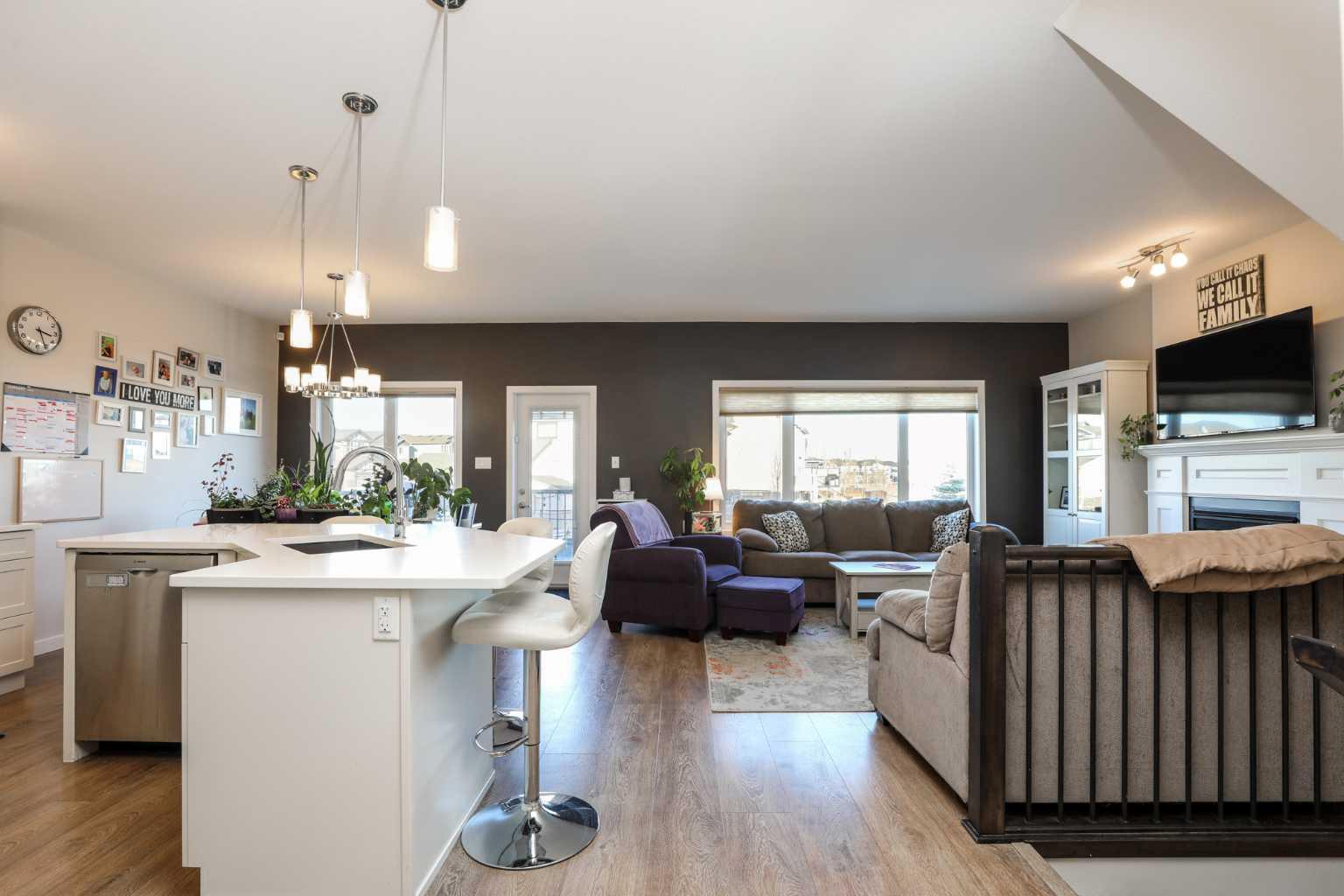 711 Moonlight Crescent W