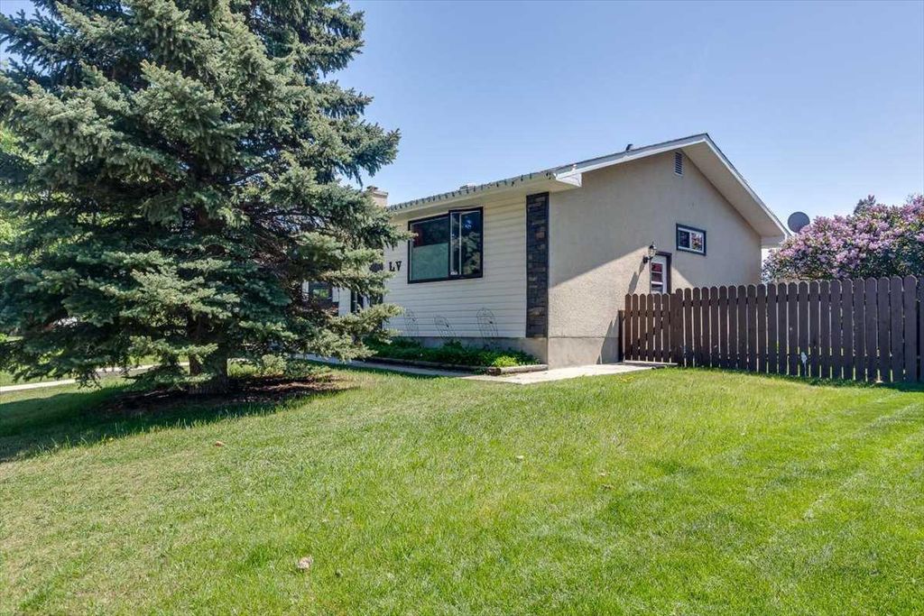 Photo of 55 HORN Crescent, Red Deer, AB T4N 5Y8 (MLS # A2292446)