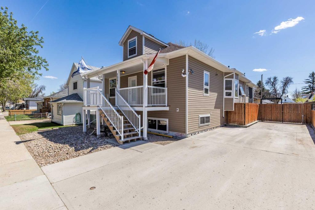 Photo of 1061 Ross Street SE, Medicine Hat, AB T1A 0Y2 (MLS # A2309614)