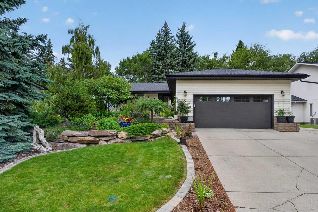 Photo of 22 Varmoor Place NW, Calgary, AB T3A 0A1 (MLS # A2330344)