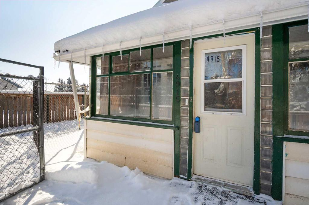 Photo of 4915 52 Avenue, Eckville, AB T0M 0X0 (MLS # A2294141)