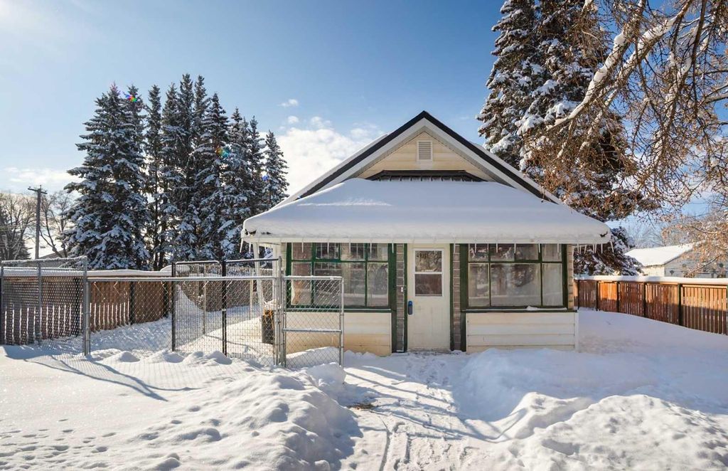 Photo of 4915 52 Avenue, Eckville, AB T0M 0X0 (MLS # A2294141)