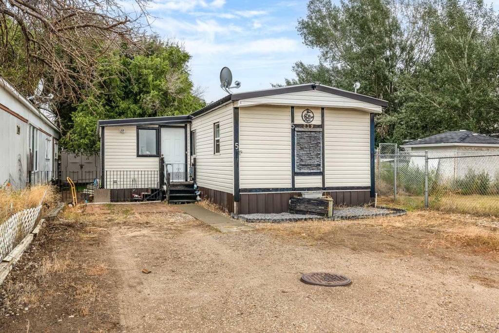 Photo of 839 10 Avenue SW #5, Medicine Hat, AB T1A 7N5 (MLS # A2337423)