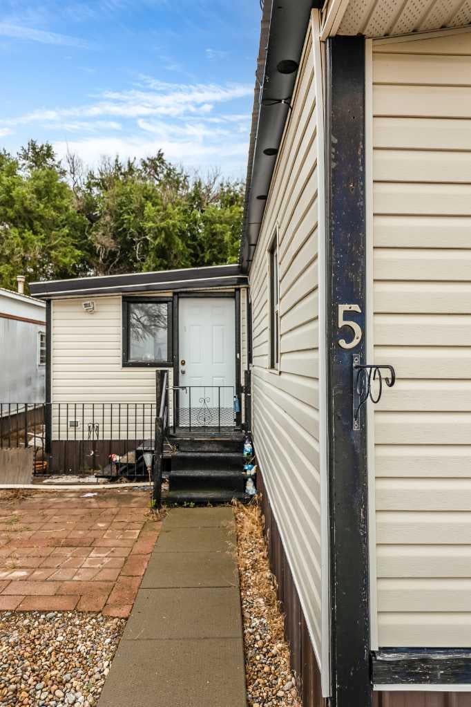 Photo of 839 10 Avenue SW #5, Medicine Hat, AB T1A 7N5 (MLS # A2337423)