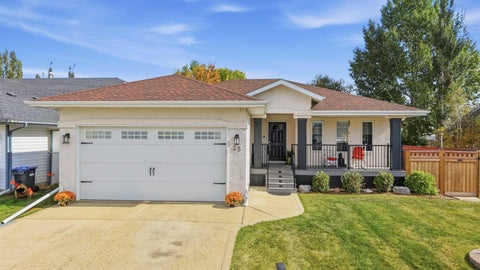 Photo of 35 Heenan Crescent, Sylvan Lake, AB T4S 1Z8 (MLS # A2346975)