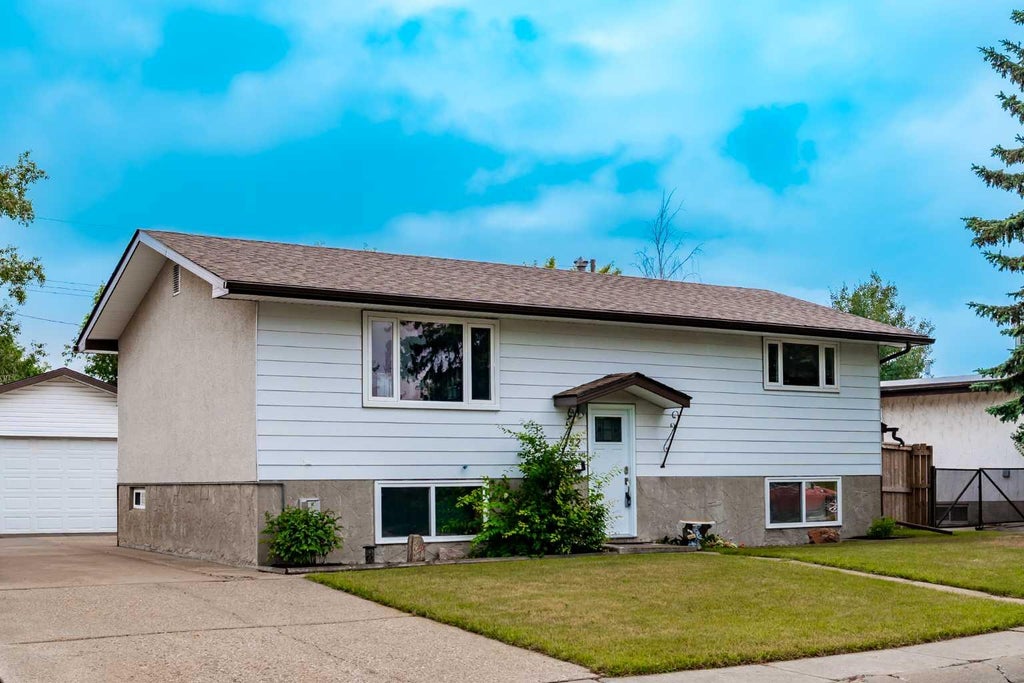 Photo of 152 Maddock Way NE, Calgary, AB T2A 3X3 (MLS # A2336981)