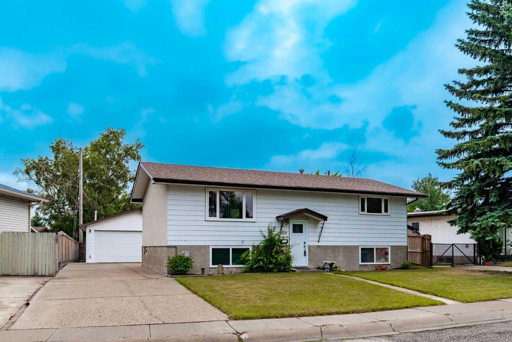 Photo of 152 Maddock Way NE, Calgary, AB T2A 3X3 (MLS # A2336981)