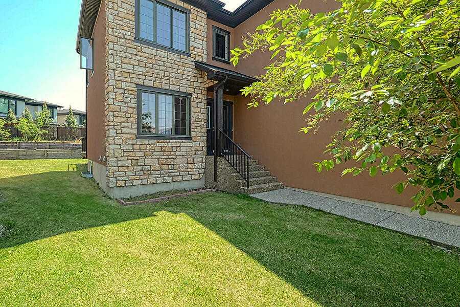 16 Rockcliff Point NW