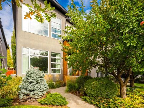 2132 32 Avenue SW Calgary AB T2T 1W8