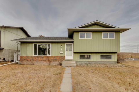 4 Lake Huron Place SE Calgary AB T2J 5H9