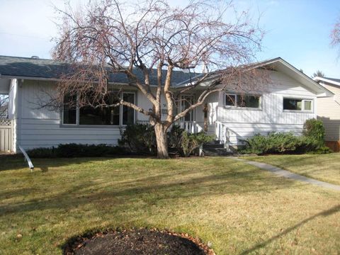 Photo of 31 Gateway Drive SW, Calgary, AB T3E 4J8 (MLS # A2302148)