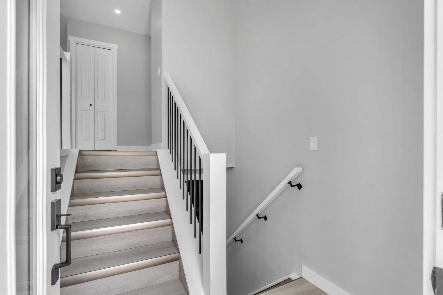 992 Rundlecairn Way NE