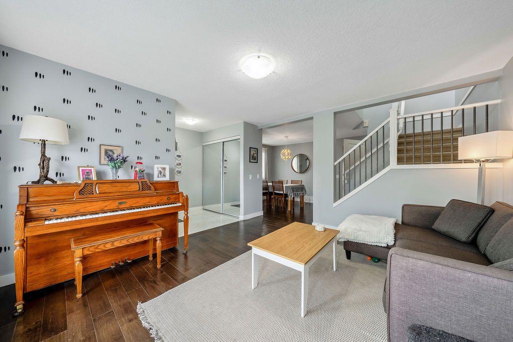 15 Woodmont Green SW