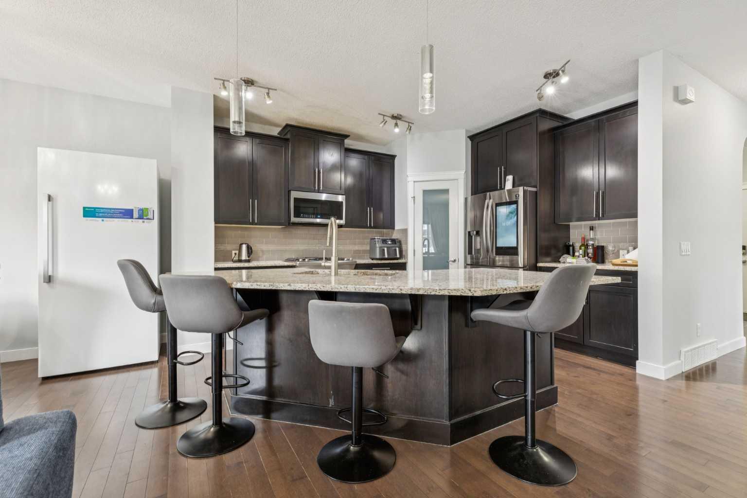 325 Evanspark Gardens NW