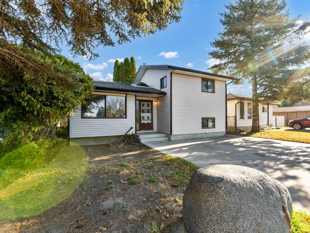 Photo of 35 Strong Avenue SE, Medicine Hat, AB T1B 3E8 (MLS # A2266377)