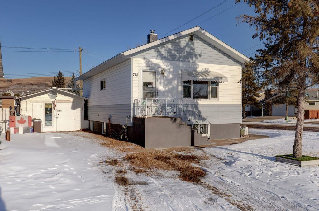 Photo of 718 7 Avenue E, Drumheller, AB T0J 0Y5 (MLS # A2282273)