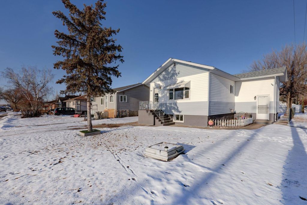 Photo of 718 7 Avenue E, Drumheller, AB T0J 0Y5 (MLS # A2282273)
