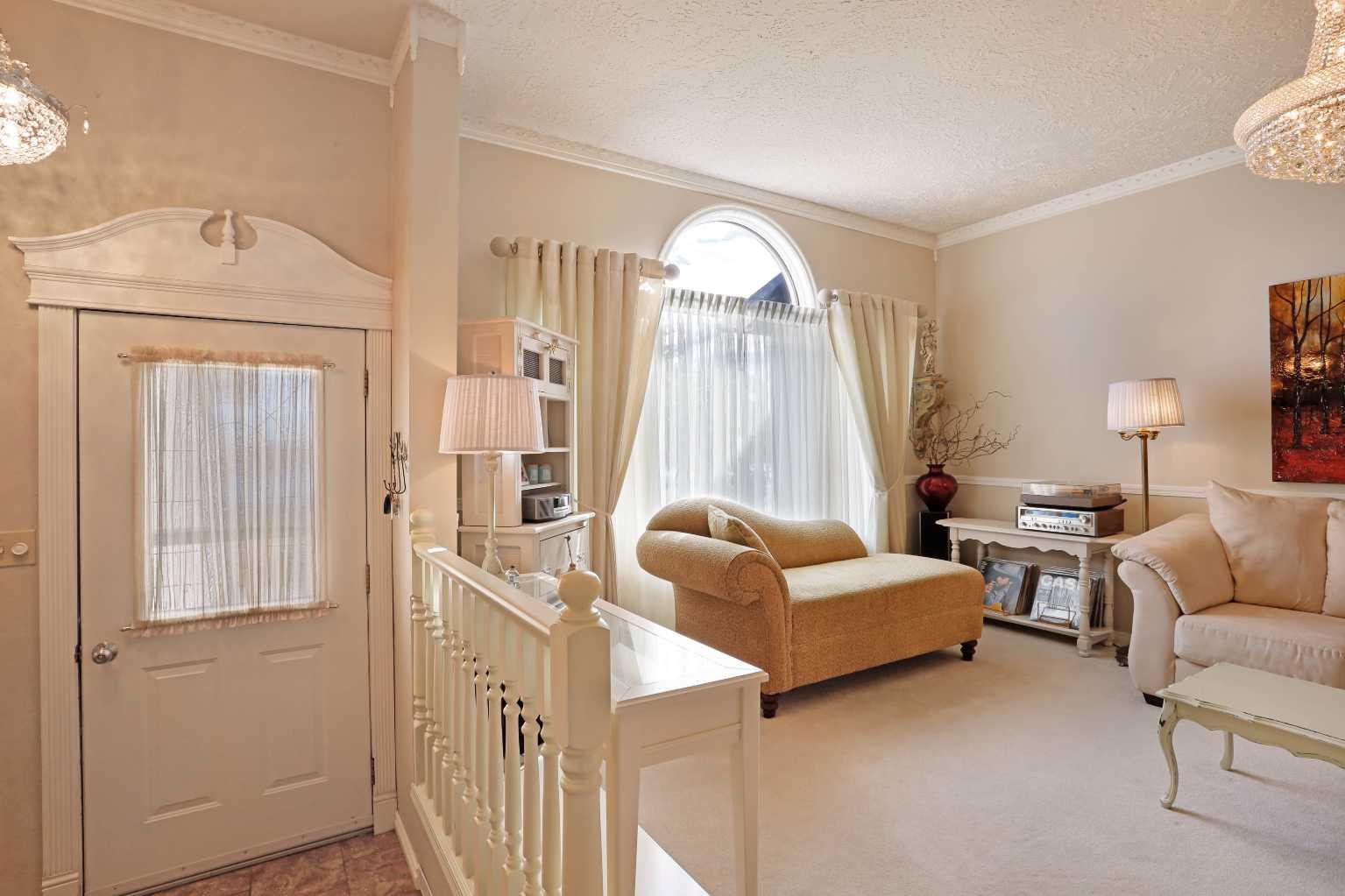 719 Parkland Drive E