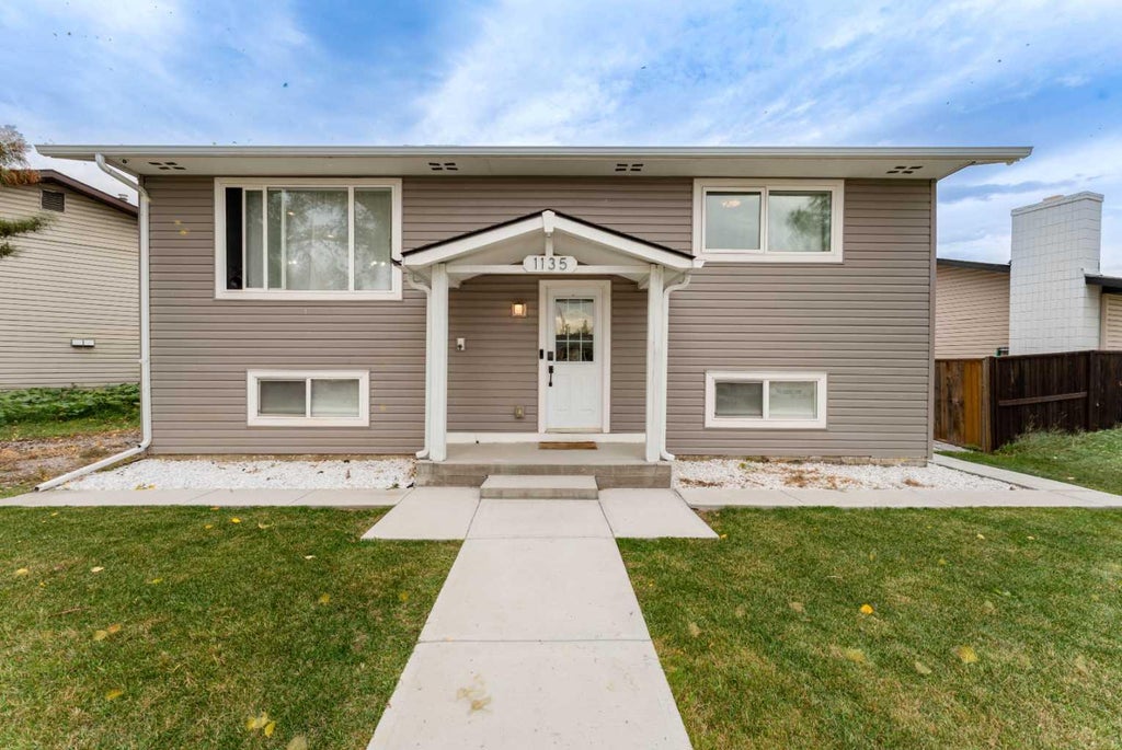 Photo of 1135 penrith Crescent SE, Calgary, AB T2A 2H8 (MLS # A2349280)