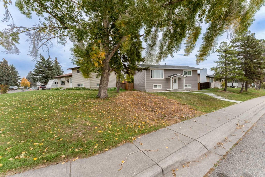 Photo of 1135 penrith Crescent SE, Calgary, AB T2A 2H8 (MLS # A2349280)