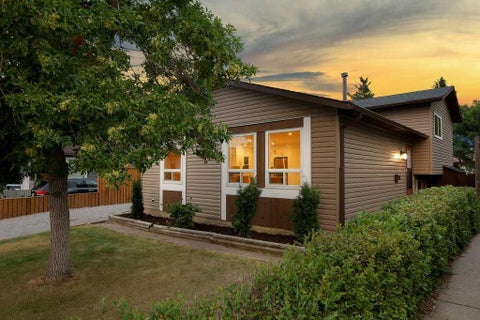 Photo of 20 Bernard Way NW, Calgary, AB T3K 2B9 (MLS # A2344208)