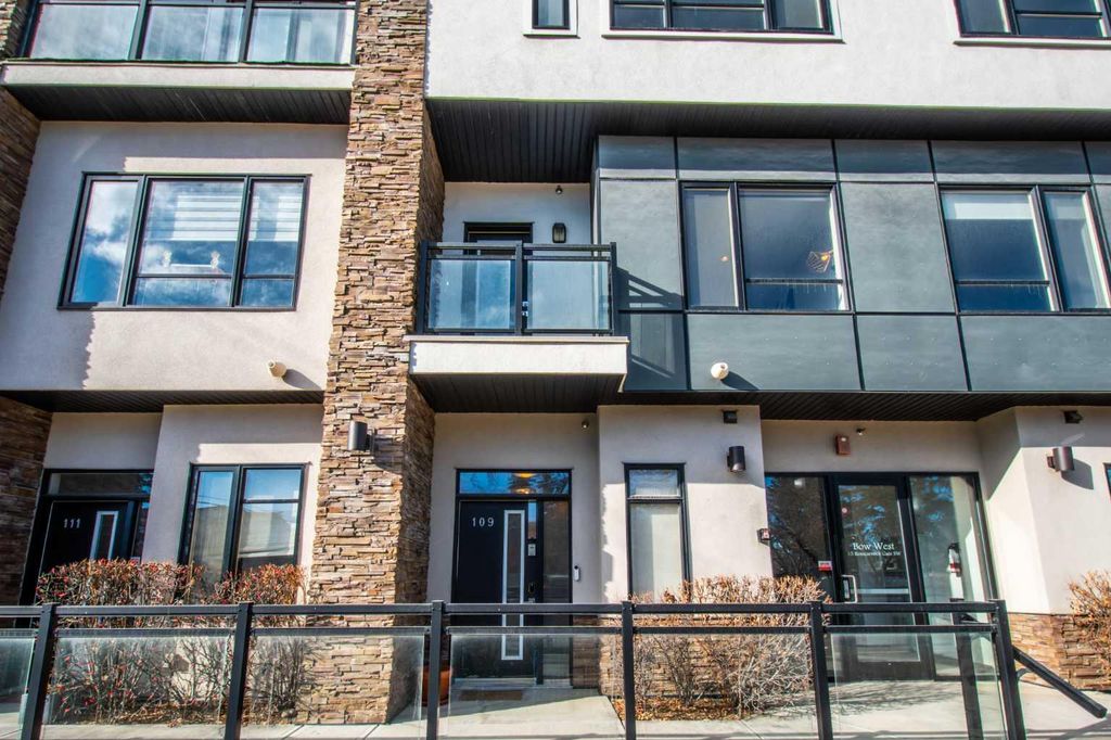 Photo of 15 Rosscarrock Gate SW #109, Calgary, AB T3C 1E6 (MLS # A2286369)