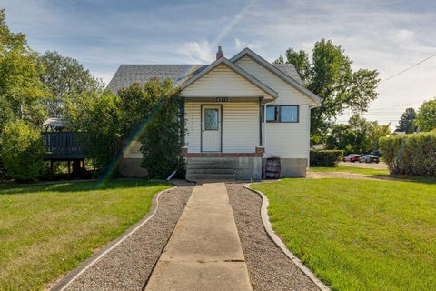 Photo of 4304 50 Avenue, Innisfail, AB T4G 1M5 (MLS # A2342002)