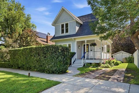 Photo of 1422 2 Street NW, Calgary, AB T2M 2W1 (MLS # A2320089)