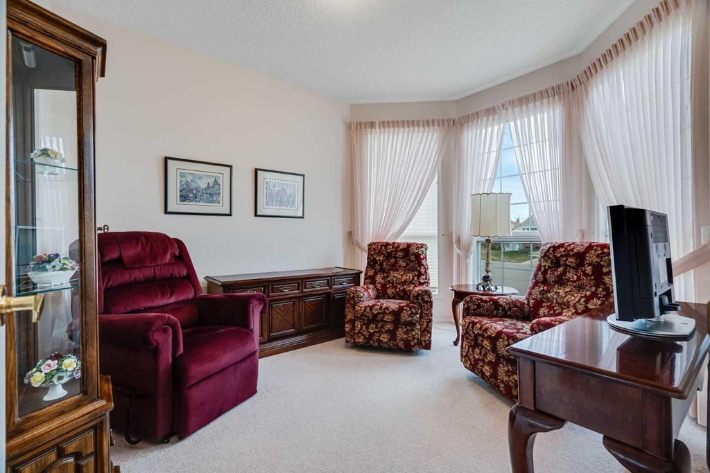 Photo of 58 Evergreen Bay SW, Calgary, AB T2Y 3E9 (MLS # A2308686)