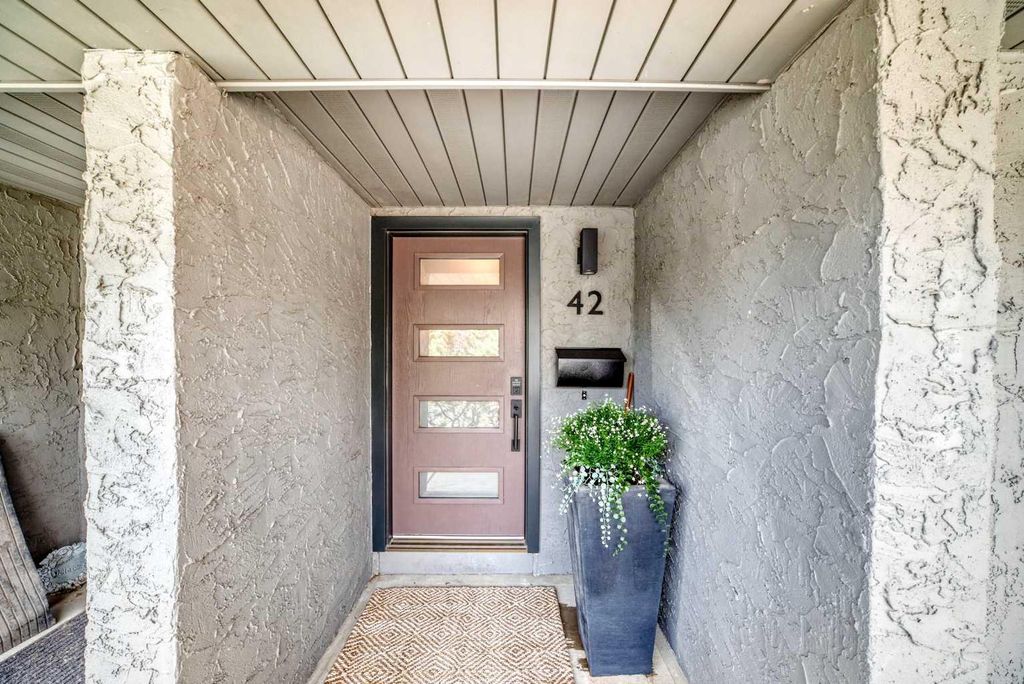 Photo of 42 Point Drive NW, Calgary, AB T3B 5B3 (MLS # A2293039)