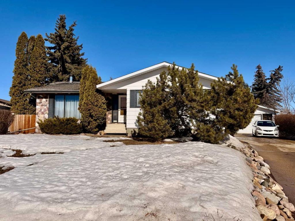 Photo of 518 3 Street, Wainwright, AB T9W 1A7 (MLS # A2294571)