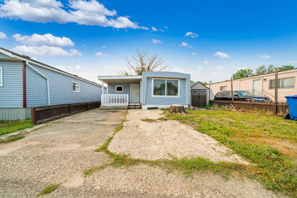 Photo of 17 De Havilland Boulevard SW, Medicine Hat, AB T1A 7Y6 (MLS # A2332278)