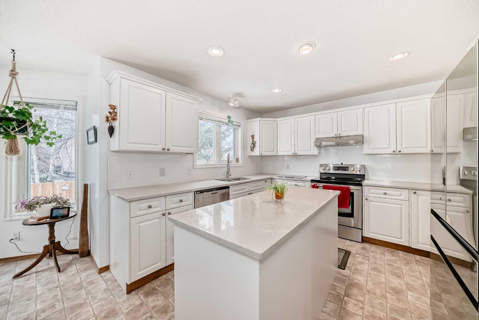 107 Hawkmount Heights NW