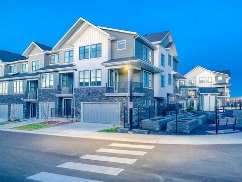 917 Crestridge Common SW Calgary AB T3B 6L6