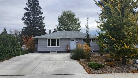 Photo of 517 3 Street, Vulcan, AB T0L 2B0 (MLS # A2350618)