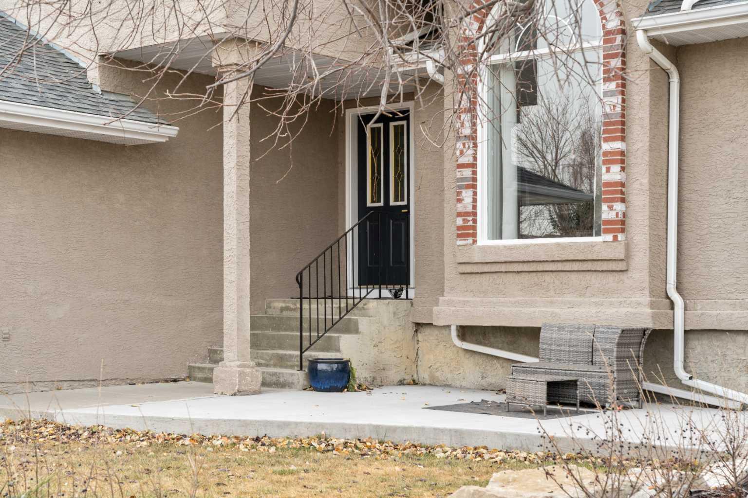 296 Lakeside Greens Crescent