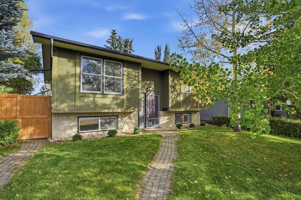 Photo of 256 Silverview Way NW, Calgary, AB T3B 3K3 (MLS # A2348471)